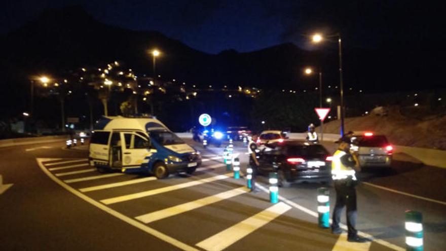 Control de la policía local en la playa de Las Teresitas, en Santa Cruz de Tenerife.