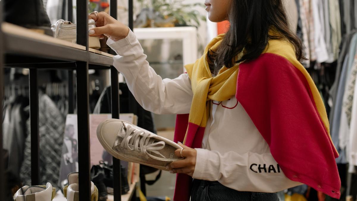 Una chica mira zapatos en una tienda