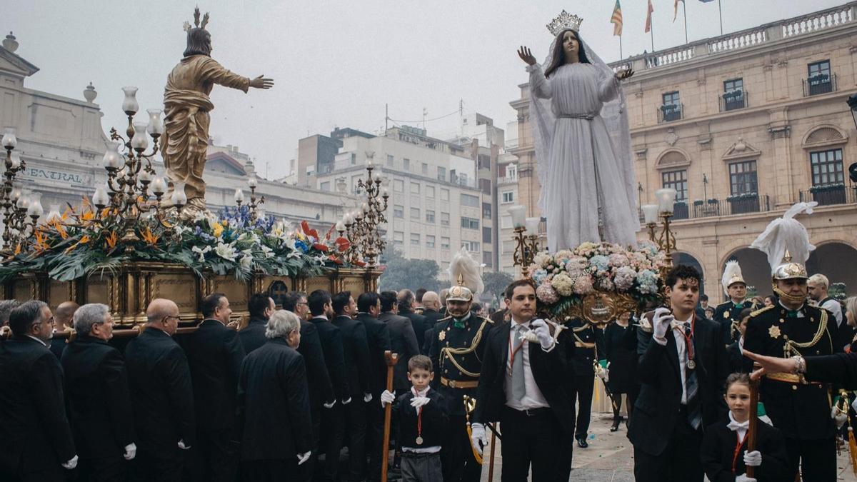 Momento del encuentro entre Jesús Resucitado y Nuestra Señora del Amor Hermoso, en la plaza Mayor.