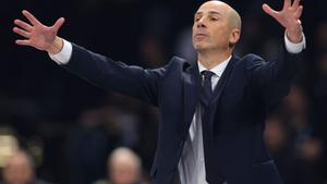 Joan Peñarroya, durante el partido de la Euroliga de baloncesto ante el Maccabi Tel Aviv, este viernes en Belgrado.