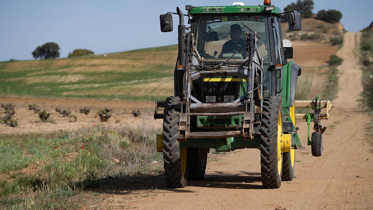 Un agricultor en su tractor en la provincia de Zamora.