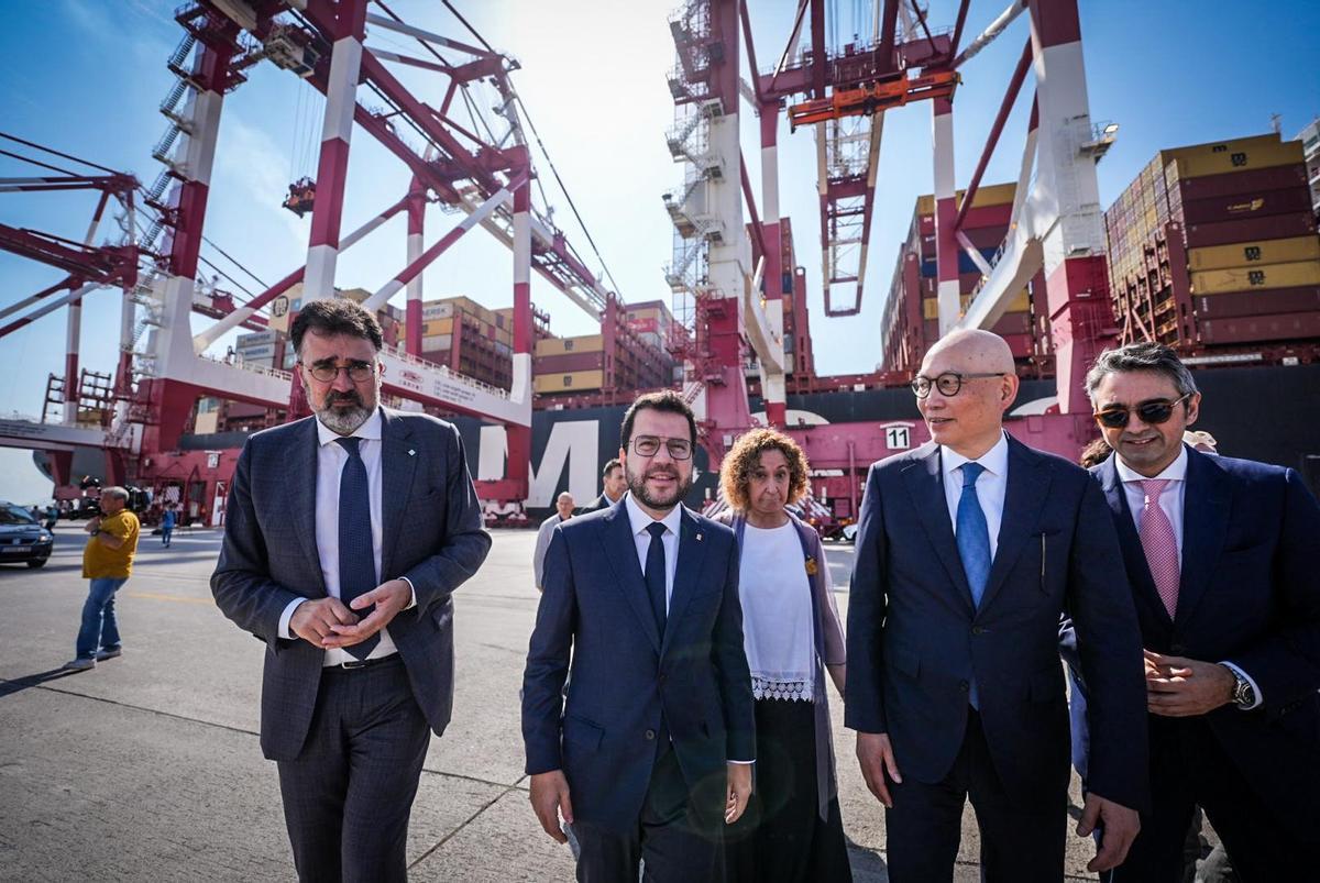 El president de la Generalitat, Pere Aragonès, llega a la terminal Hutchison Ports BEST del Port de Barcelona, junto a su presidente, Lluís Salvadó, y el presidente del comité de sostenibilidad de la multinacional china, Clemence Cheng.