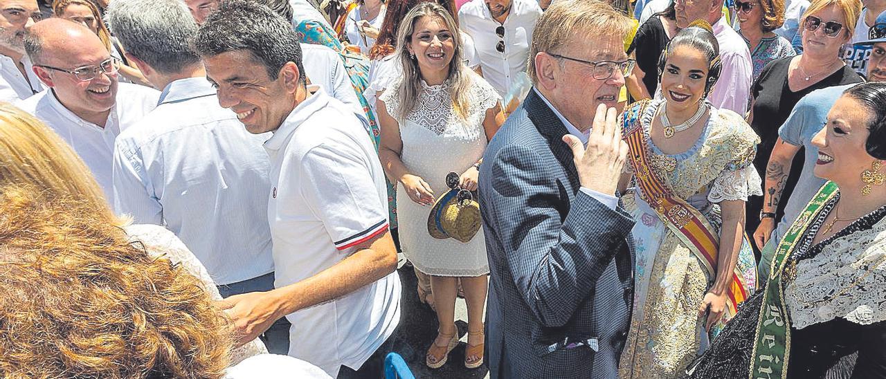 Carlos Mazón y Ximo Puig, líderes autonómicos de PP y PSPV, se dan la espalda en un acto.Alicante.