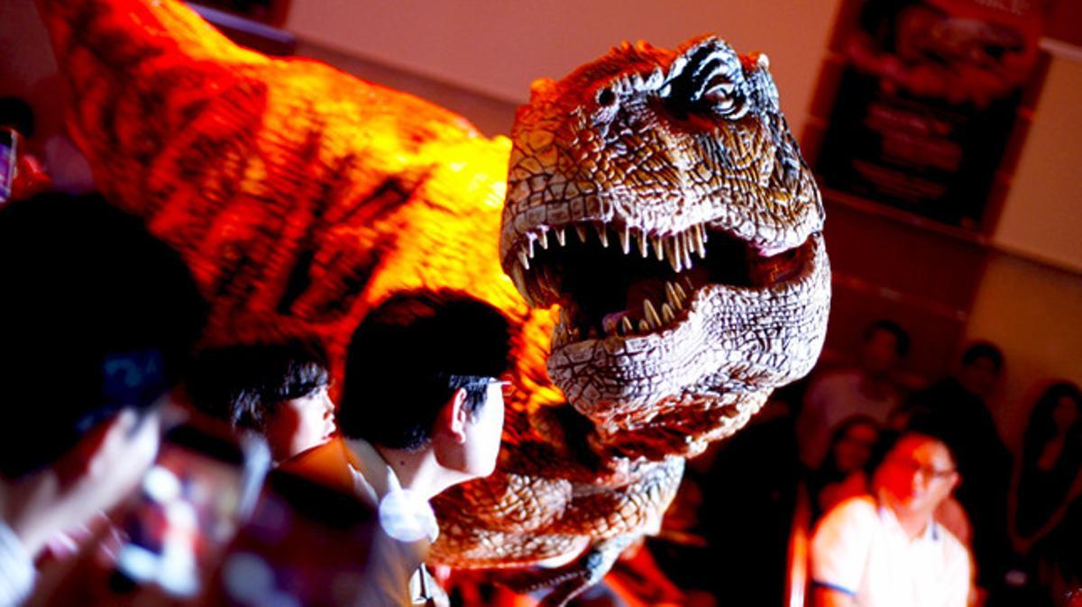 Una cria de Tiranosaure-rex és presentada en una conferència de premsa per anunciar l’arribada a Singapur de la sèrie televisiva ’Caminant amb Dinosaures’.