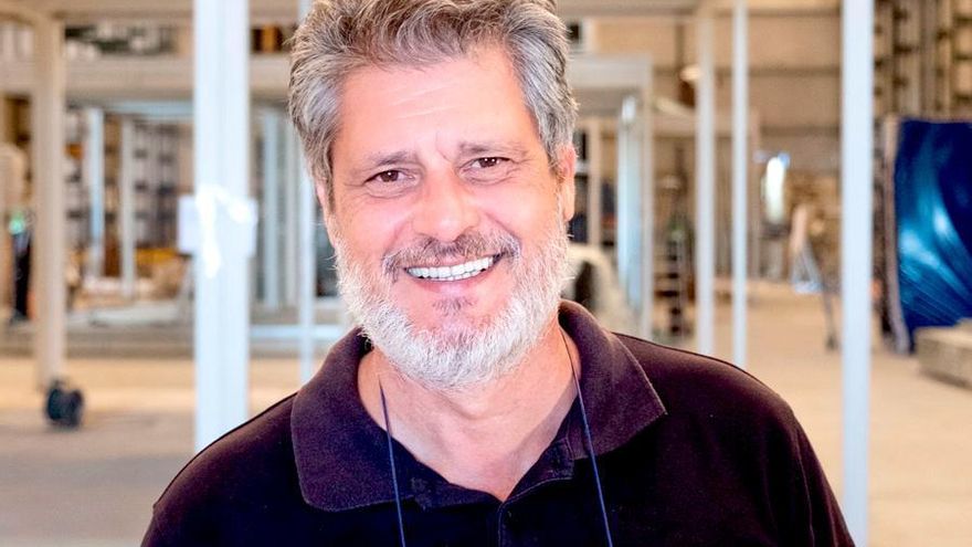 Antonio Aguilar, en la planta de diseño y producción de su empresa Cimpra, de Utrera. / El Correo