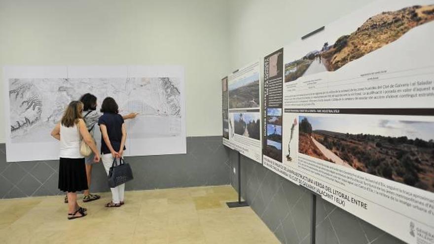 La exposición sobre la vía verde que unirá los tres humedales, en El Altet.