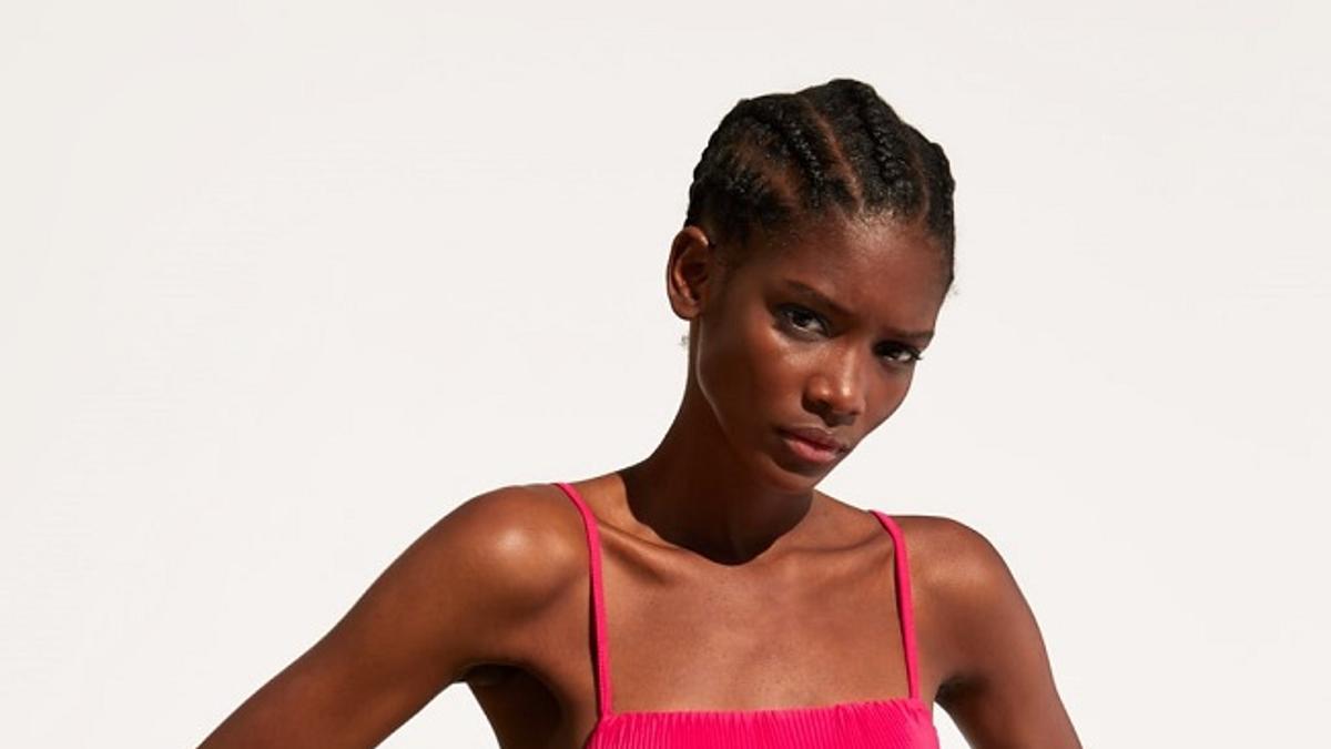 El vestido plisado en fucsia, del 'special prices' de Zara