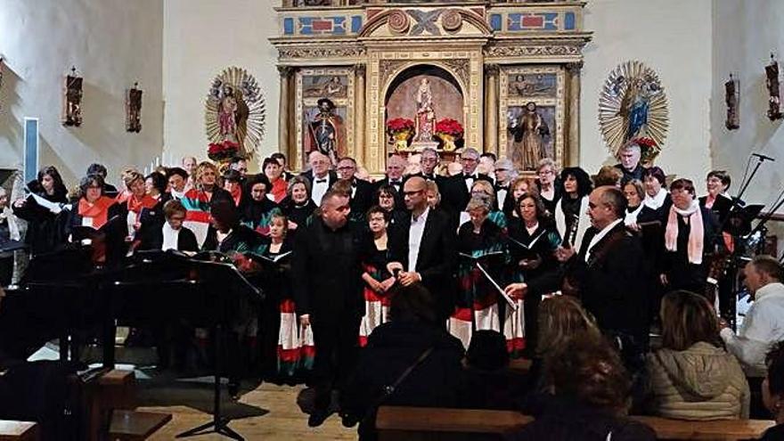 Luis Santana y corales de la zona brillan en el concierto de villancicos de Mombuey