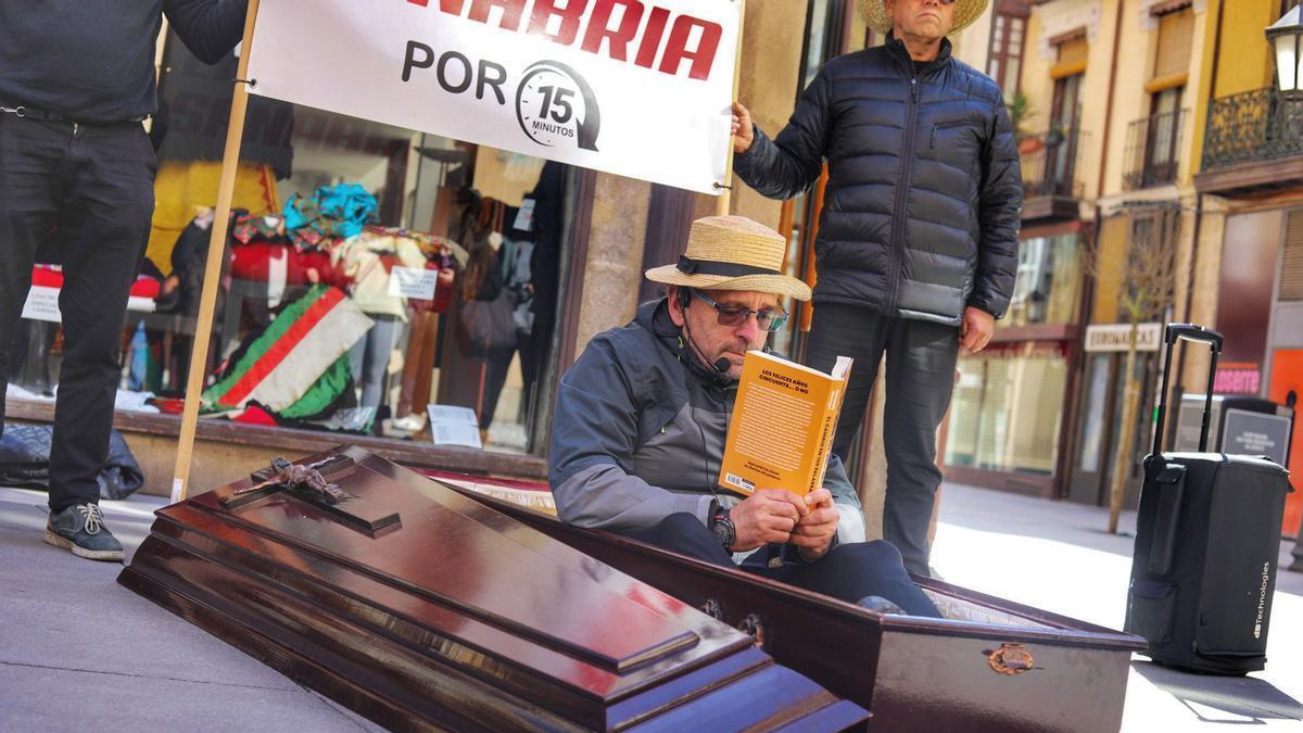El ataúd de Sanabria llega a Zamora para protestar contra Renfe.