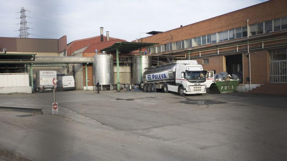 Un camión descarga leche en la planta de Lactavisa en Avilés.
