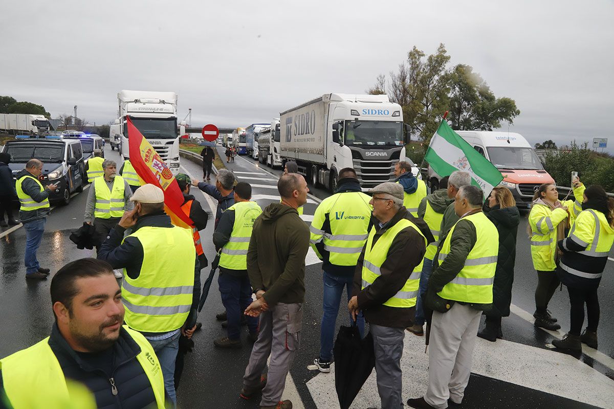 Los agricultores cortan la A-4 en La Carlota