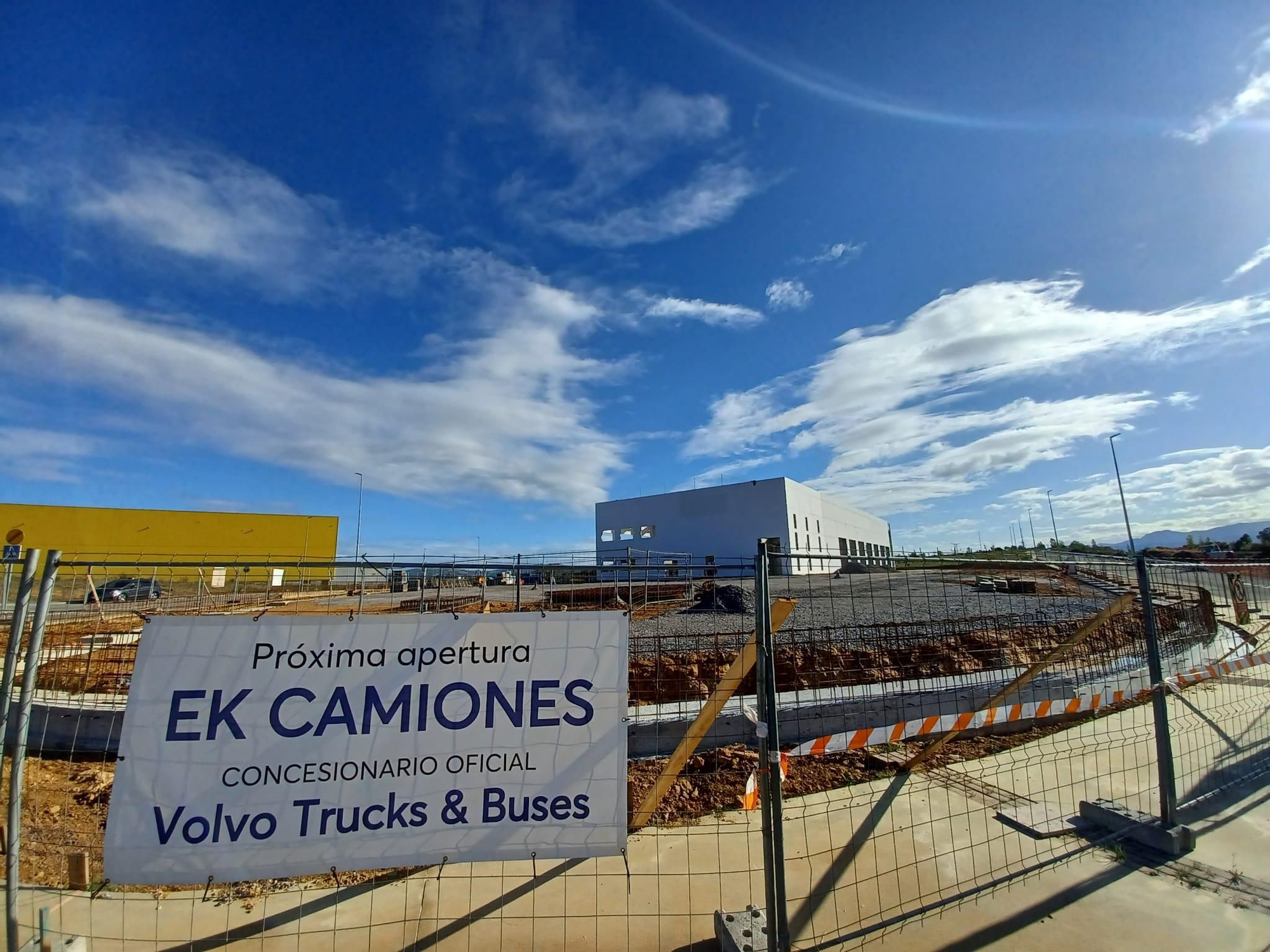 Volvo pisa el acelerador en Bobes: así ve ya la obra del concesionario de camiones en el polígono de Siero
