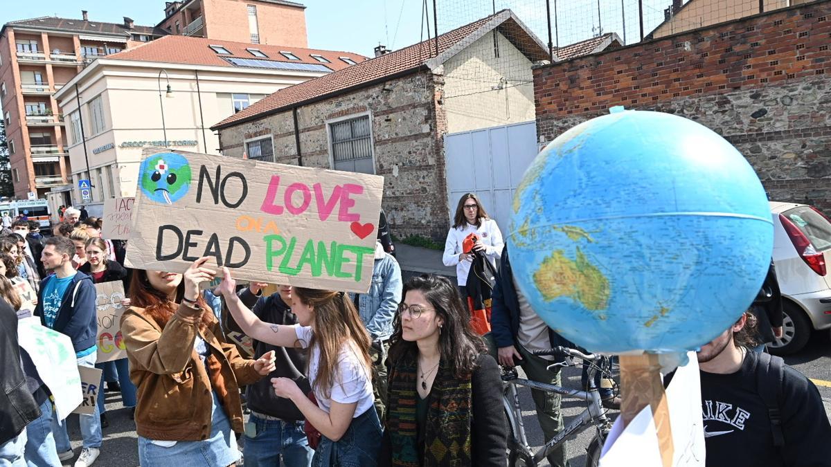 Activistas en la manifestación contra el cambio climático en Turín