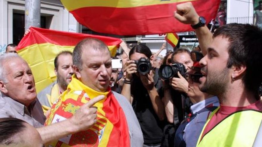 Partidaris i detractors del canvi de govern a Badalona es discuteixen.