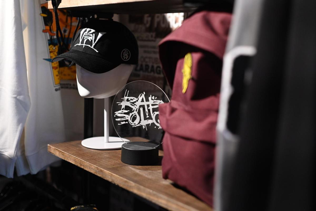 Los Violaldores del Verso inauguran su nueva tienda