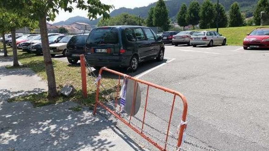 Algunos de los coches que ayer entraron en el recinto de fiestas.//S.Á.