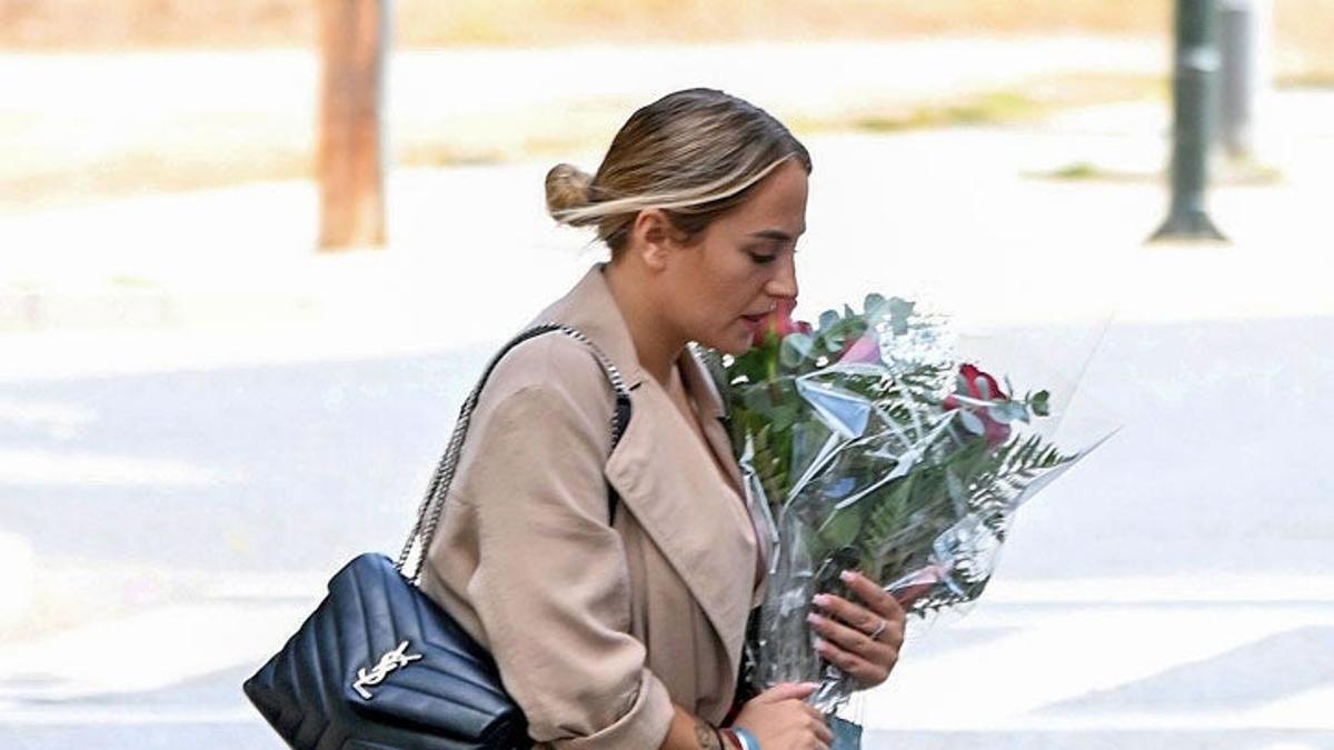 Rocío Flores en Málaga con un ramo de flores