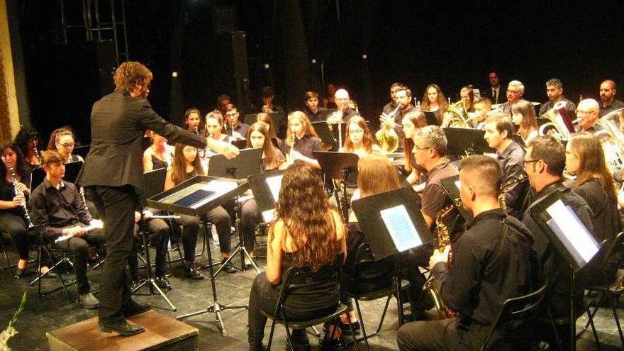 Los músicos de la Banda La Lira, durante un concierto ofrecido en el Teatro Latorre.