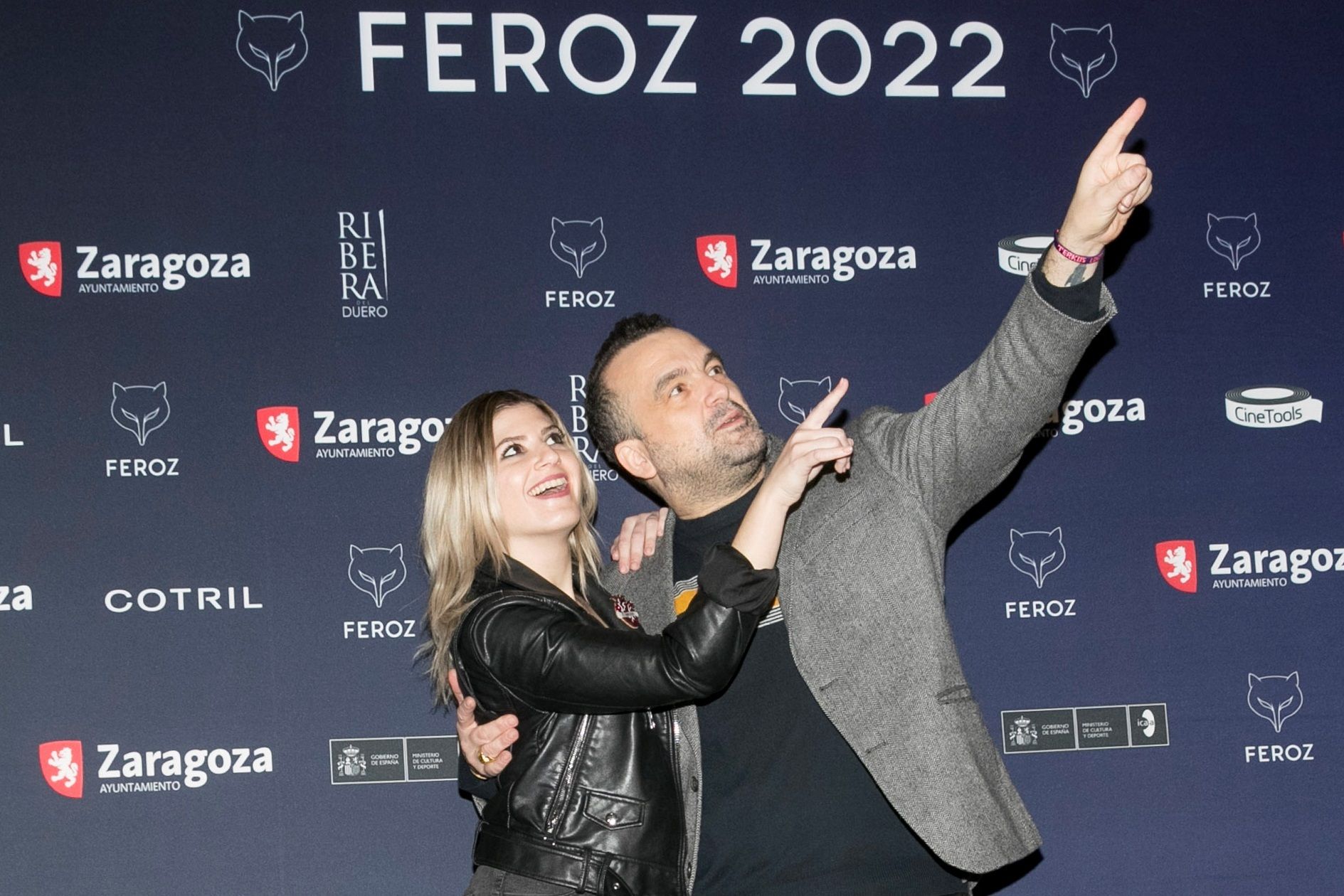 Paula Púa y Nacho Vigalondo, antes de la presentación de la gala de los Premios Feroz.