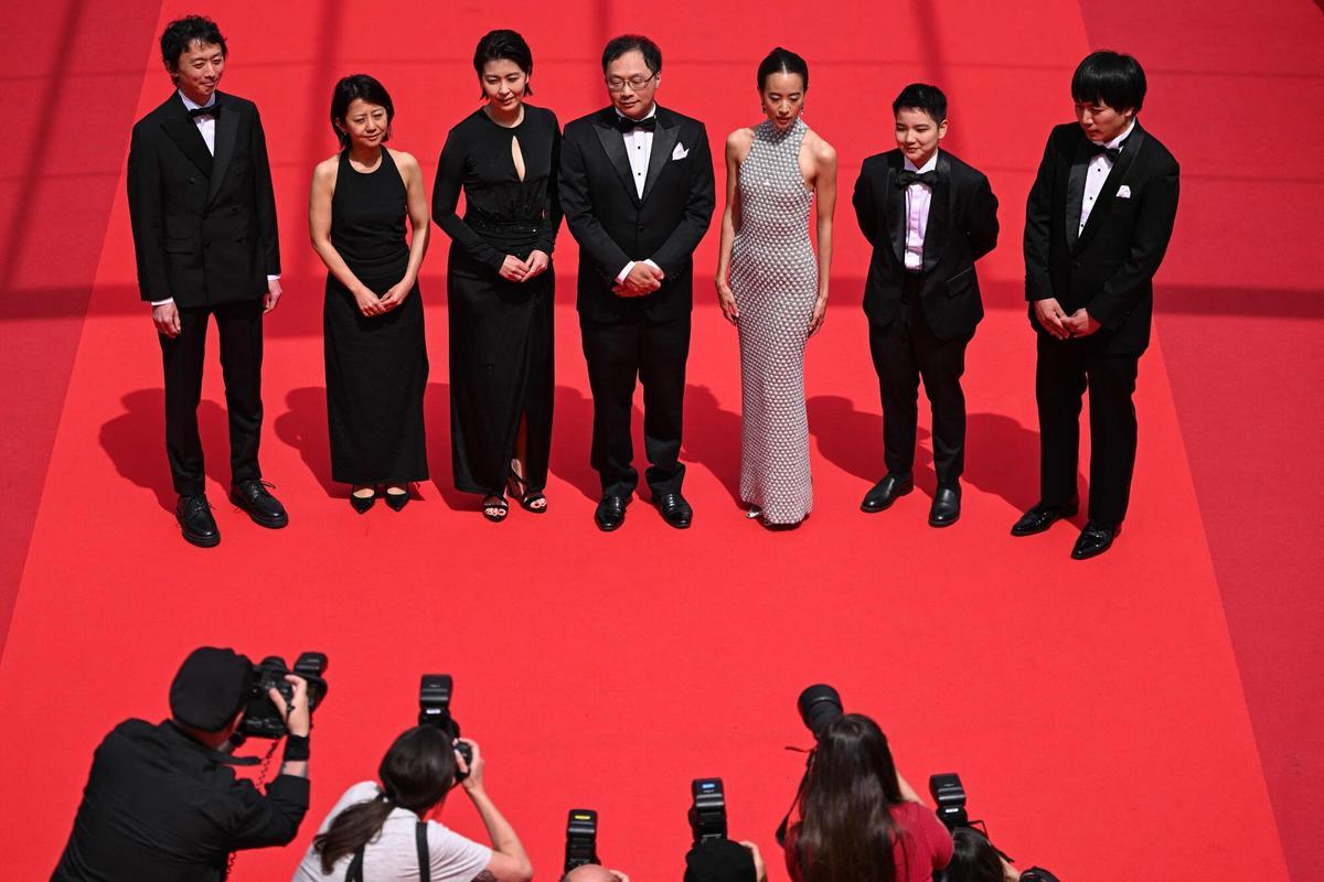 La productora japonesa Terutaro Osanai (L), la actriz japonesa Takako Matsu, el director, guionista, editor y productor japonés Koji Fukada, la actriz japonesa Shizuka Ishibashi y el coproductor tailandés Si En Tan llegan para la proyección de la película "Nagi Notes"
