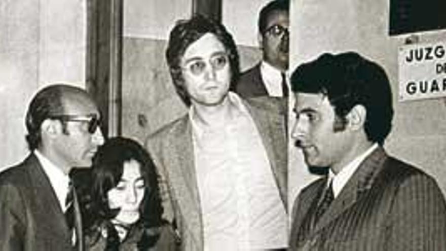 Yoko Ono, John Lennon y, a la derecha, el policía Miguel Buñola, en 1971.