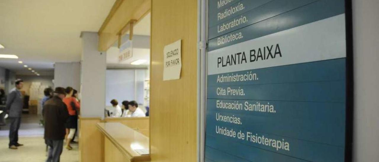 Personas en la oficinas de atención al paciente del centro de salud lalinense. // Bernabé/Javier Lalín