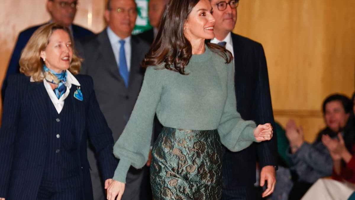 La reina Letizia rescata jersey y falda de firma española en la propuesta invernal verde esperanza