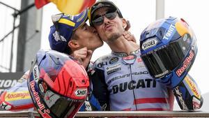 Marc Márquez besa, en el podio de Sachsenring, a su hermano Àlex.