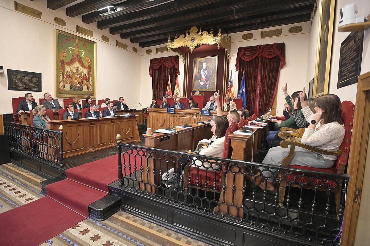 Votación en un pleno en Elche