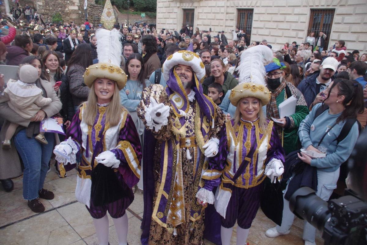 El Heraldo de los Reyes Magos recorrió las calles del Centro de Málaga acompañado de dos bandas de música, recogiendo cartas y encontrándose con los malagueños