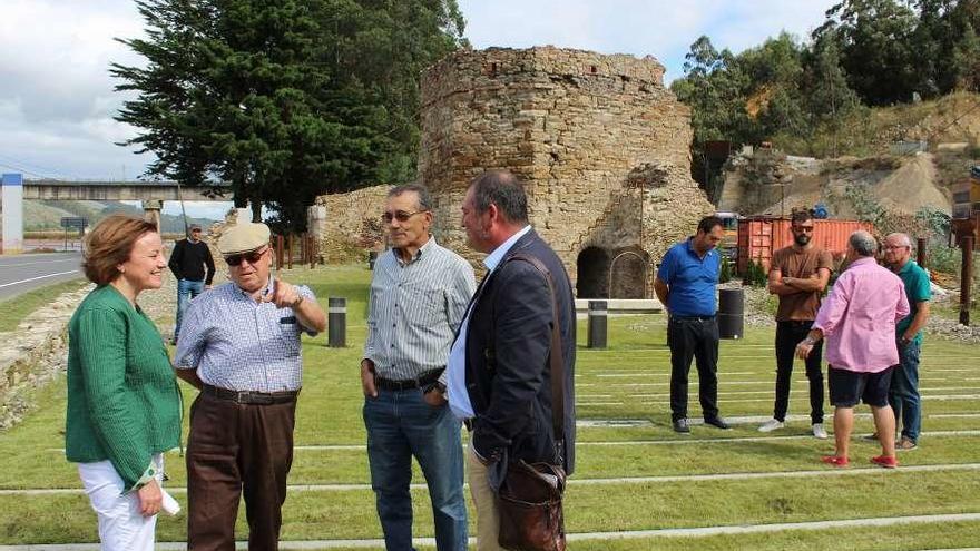 Otilia Requejo, a la izquierda, charla con el alcalde de Vegadeo, cuarto por la izquierda, y varios vecinos, ayer en la inauguración del caleiro.