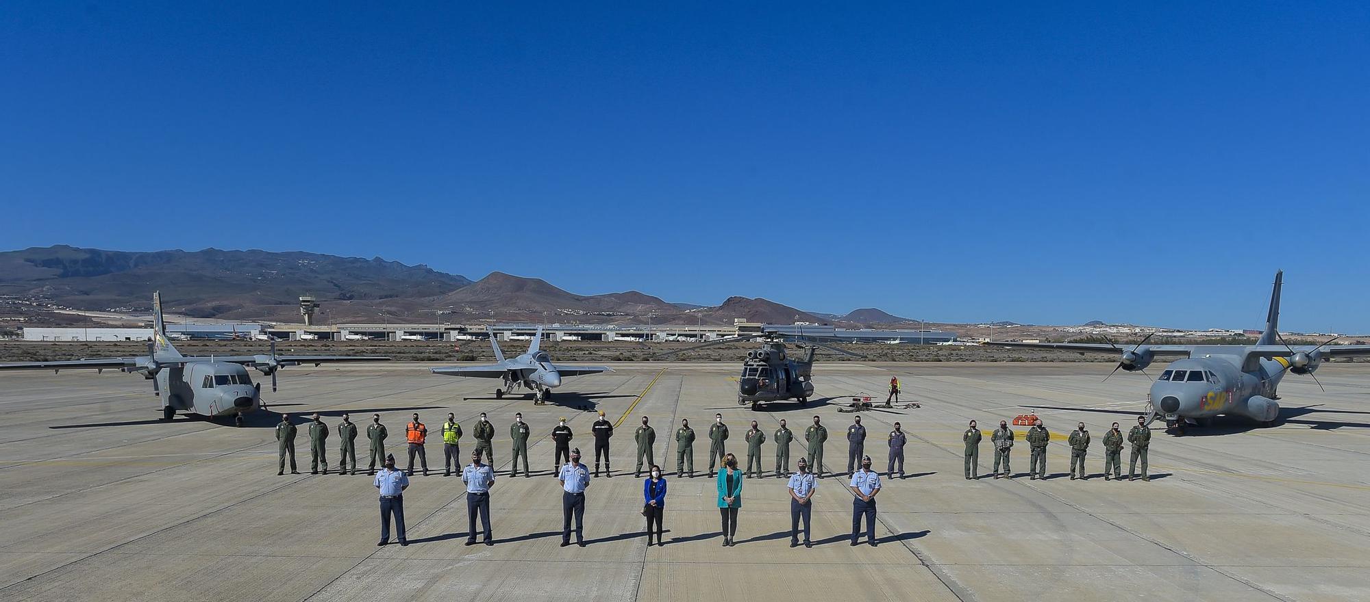 Visita de la ministra Margarita Robles al aeropuerto de Gando.