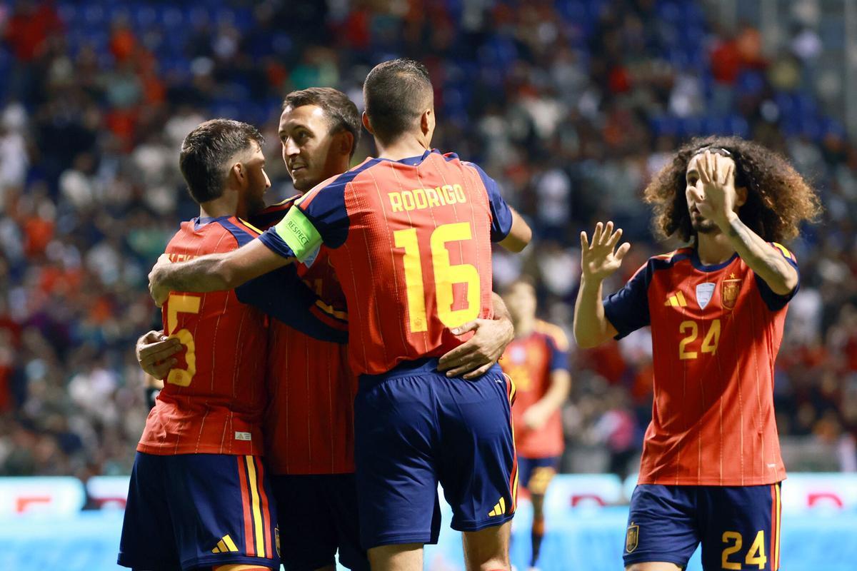 Los jugadores de España celebran el primer gol del amistoso previo del Mundial 2026 ante Perú en el estadio Cuauhtémoc en Puebla (México).
