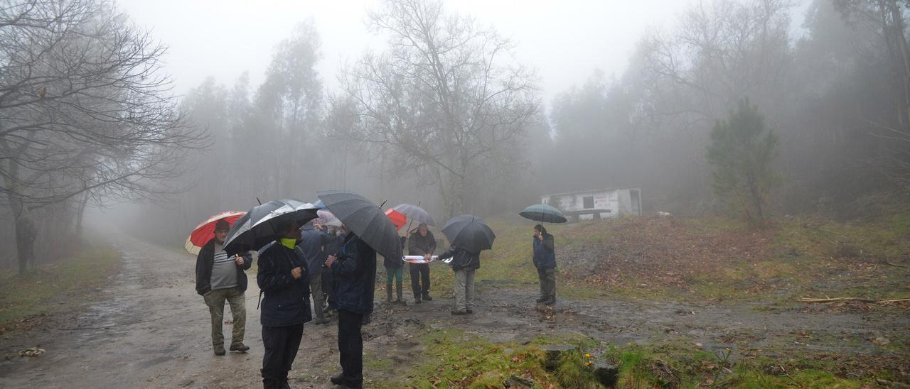 Ediles del grupo municipal del PP en 2015 visitan los terrenos alquilados por el Concello