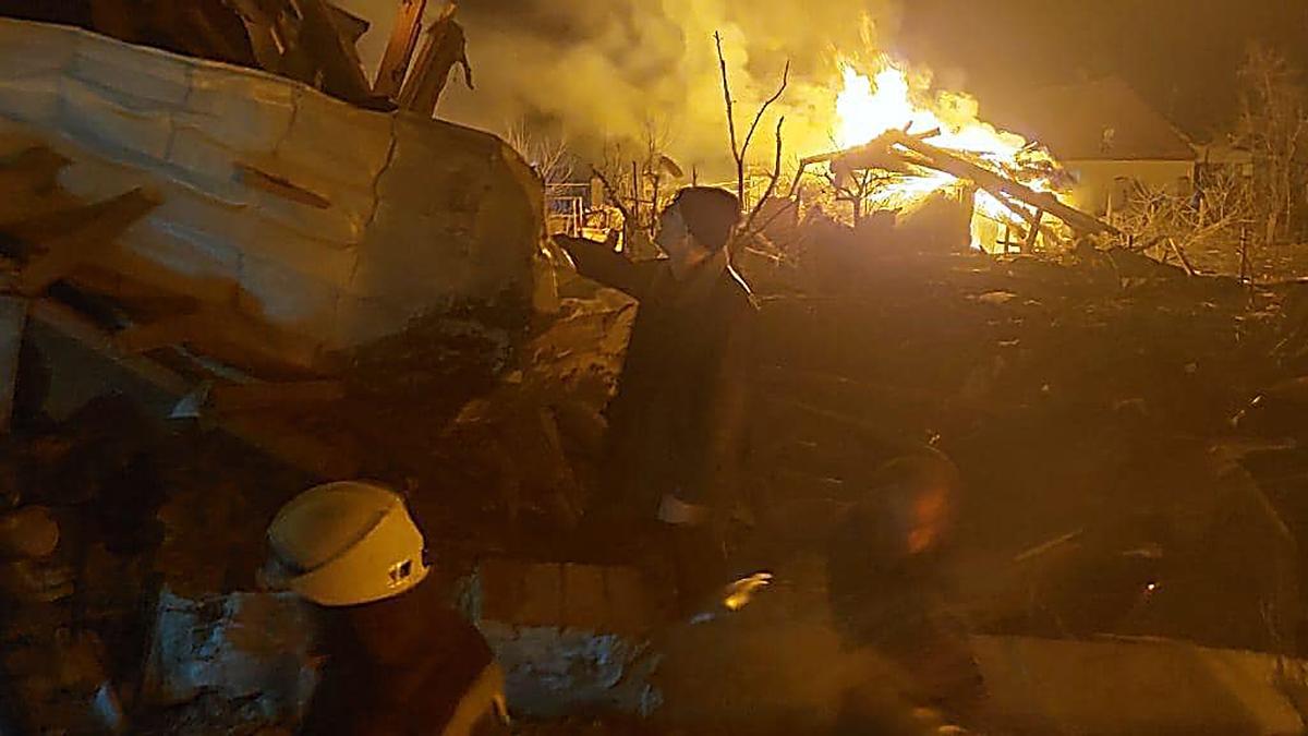 Imágenes del Servicio Estatal de Emergencias de Ucrania muestran las operaciones de rescate y extinción de incendios tras un ataque aéreo ruso en una zona residencial de la ciudad ucraniana de Zhytomyr.