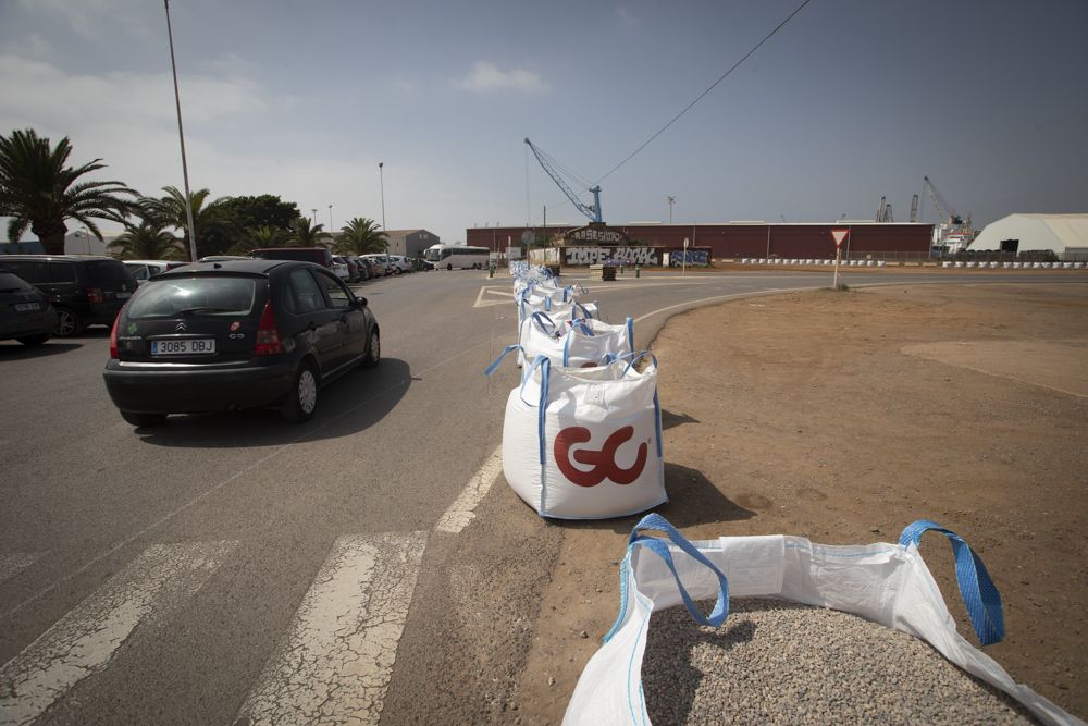 Cortan la carretera de la playa en el cierre del malecón del Port de Sagunt