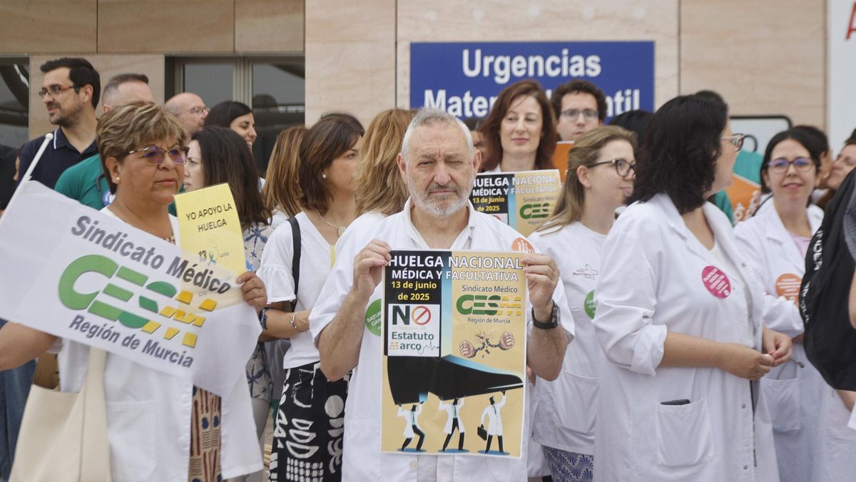Plante de médicos el viernes en el Santa Lucía de Cartagena.
