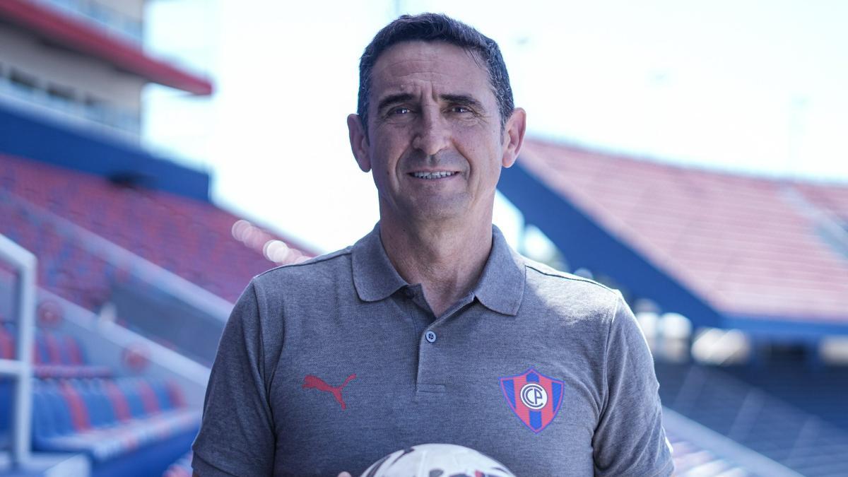 Manolo Jiménez ha sido presentado como nuevo técnico del Cerro Portomeño