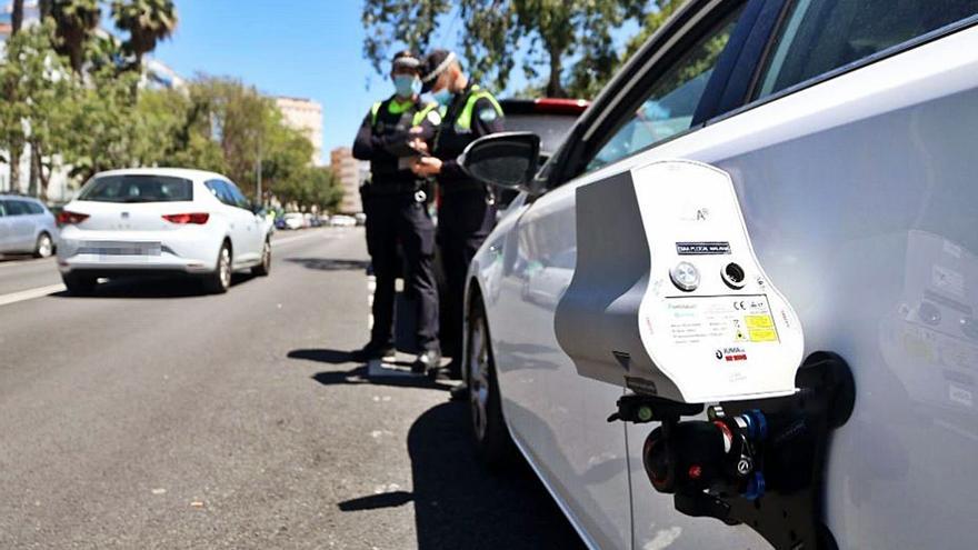 Dos policías locales trabajan con un radar móvil. | L.O.