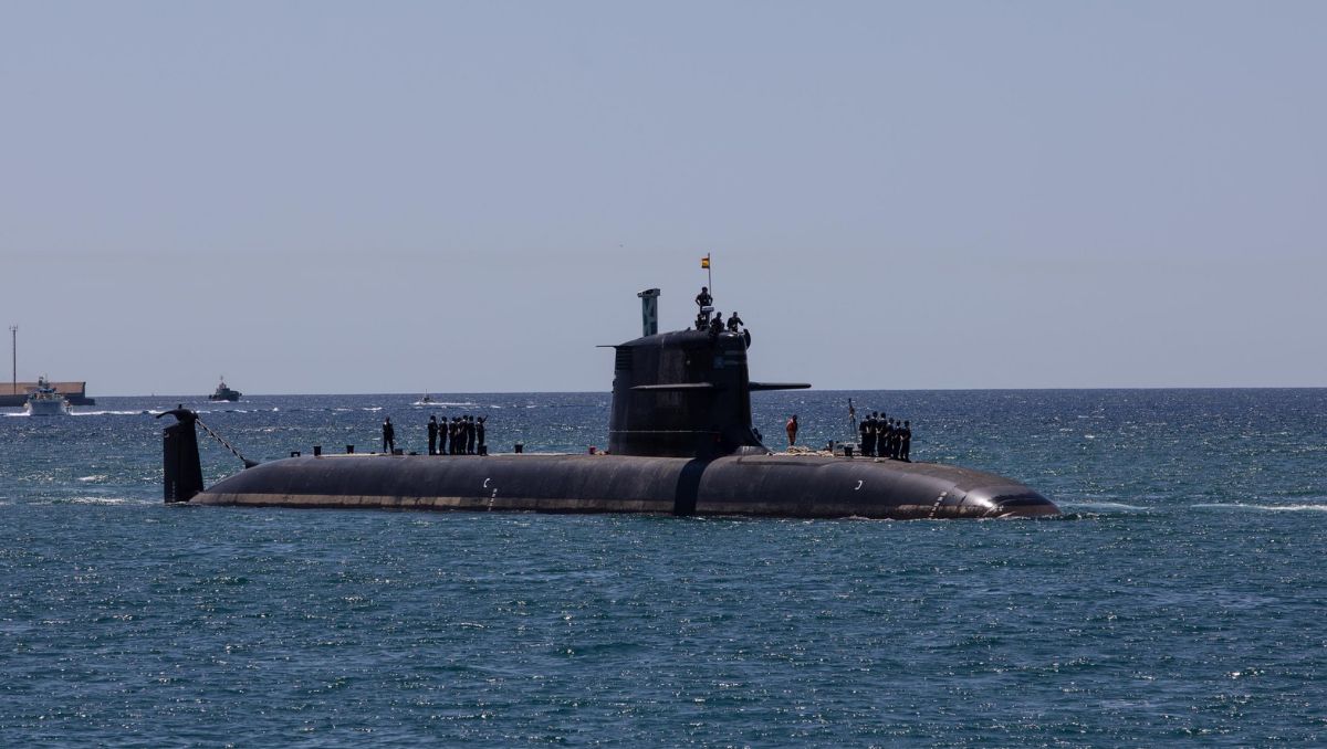 El submarino S-81 Isaac Peral tras salir del astillero de Navantia, este viernes por la mañana.