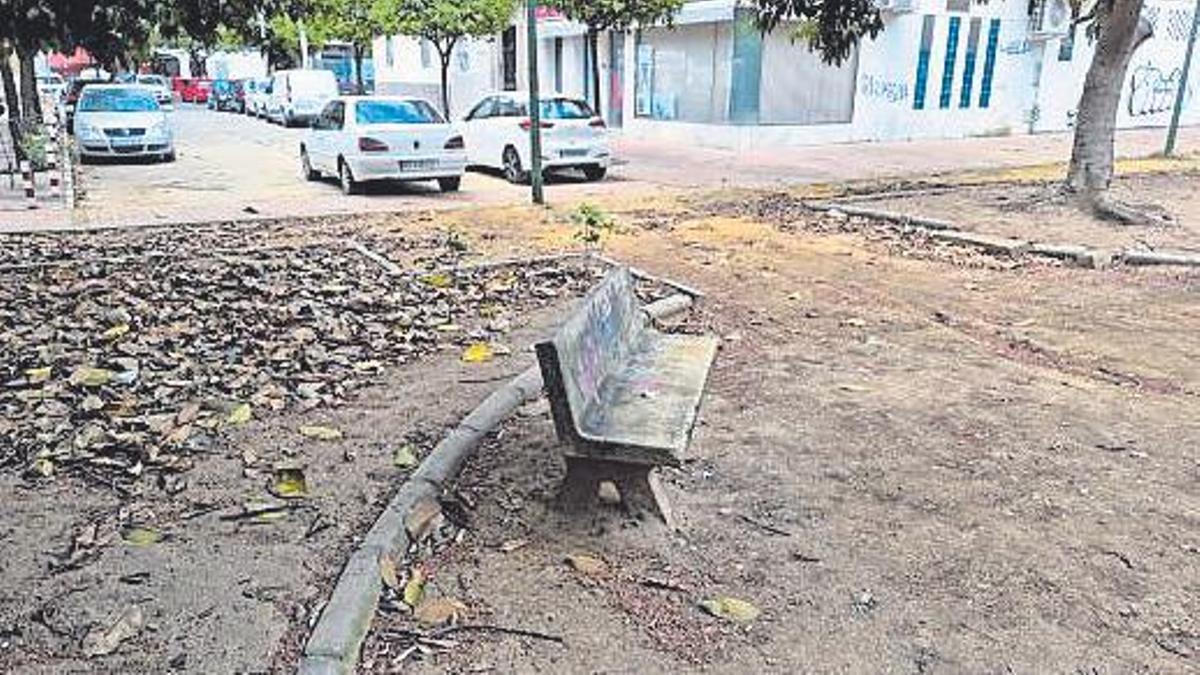 Estado del parque situado detrás del Centro Cívico Poniente Sur, junto a la Avenida de Manolete.