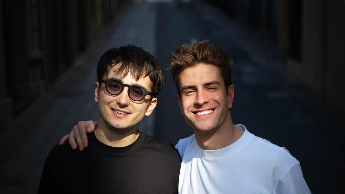 Nacho Castellanos y Mario Marzo posan en Santa Cruz de Tenerife.