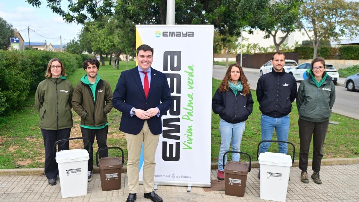 En el centro de la imagen, el presidente de Emaya, Llorenç Bauzà, ayer en la presentación del servicio.