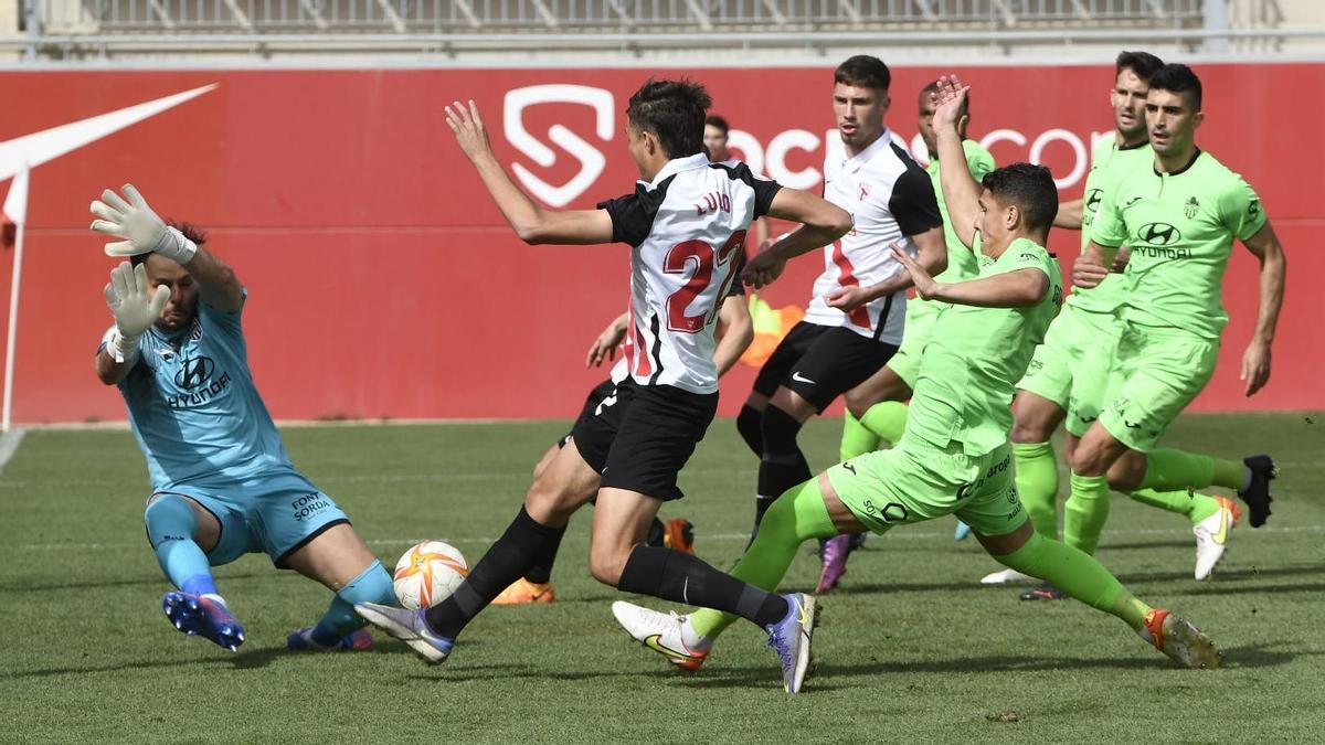 René Román no pudo hacer nada para evitar el gol de Lulo tras rematar en el área pequeña.