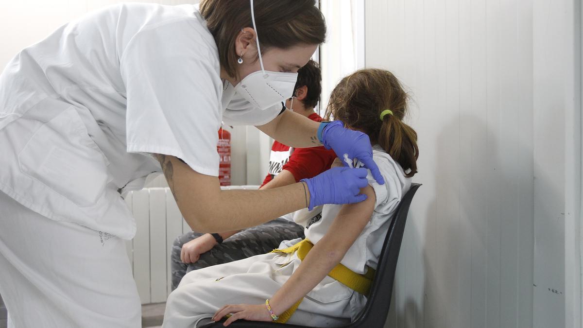 Una niña recibe una dosis de la vacuna contra la Covid-19.