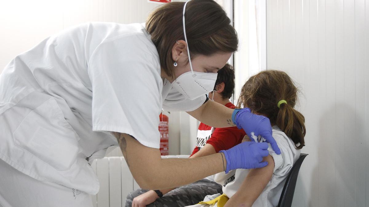 Una niña recibe una dosis de la vacuna contra la Covid-19.