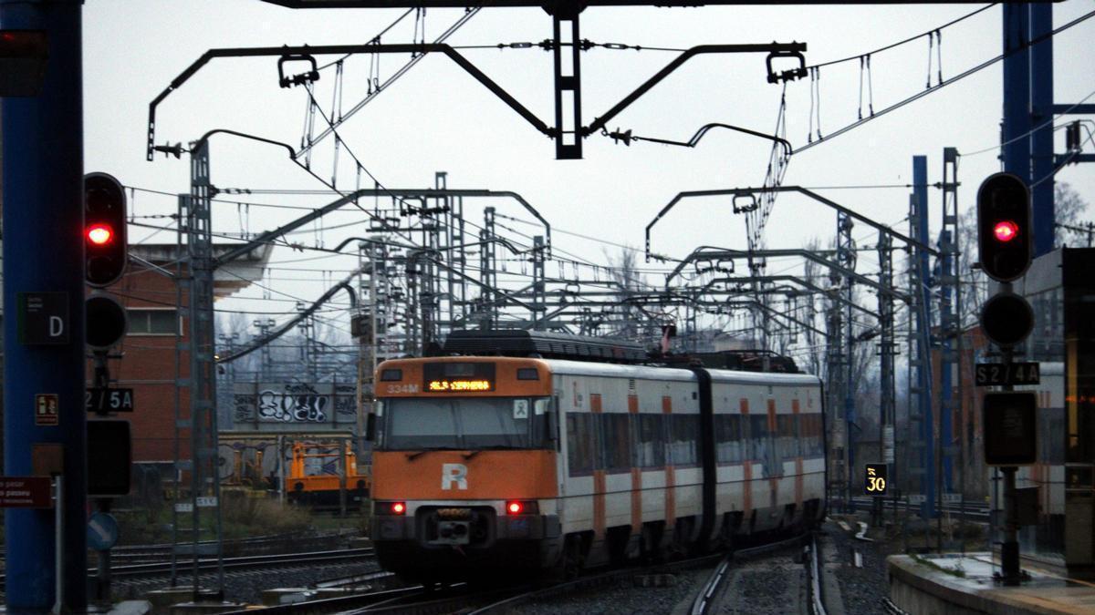 Un tren de la RL3 surt de l'estació de Lleida cap a Cervera