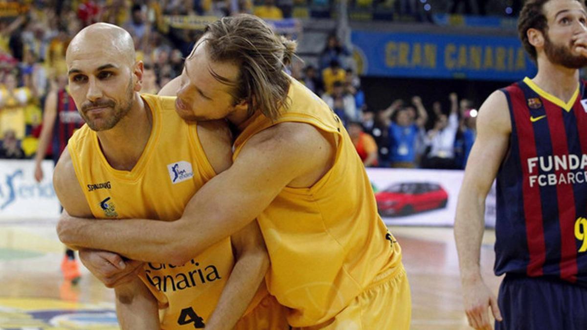 Albert Oliver y Brand Newley celebran la victoria frente al FC Barcelona de la pasada temporada