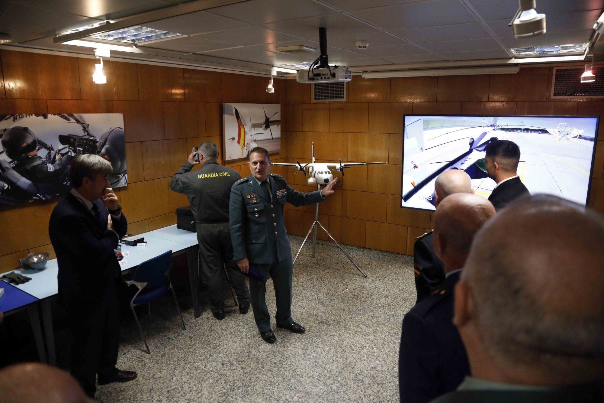 Exposición itinerante de la Guardia Civil por el 50 aniversario del Servicio Aéreo