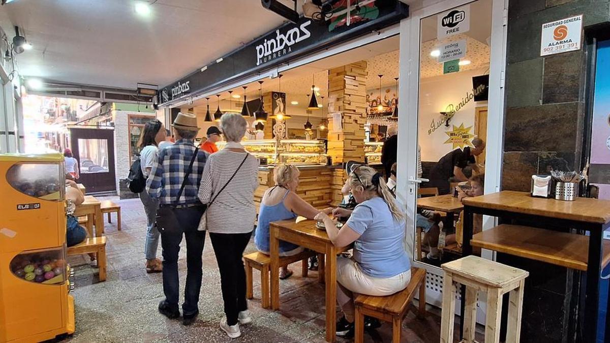 Uno de los locales de &quot;pintxos&quot; de la zona vasca de Benidorm.